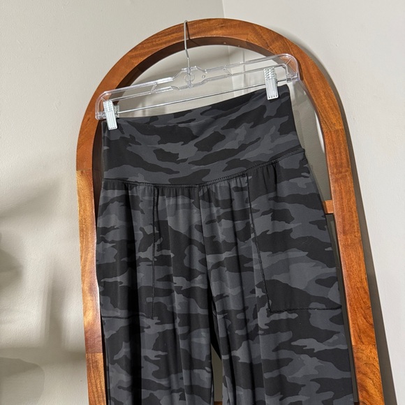 Athleta SMALL TALL Salutation Camo Jogger & Stash Pocket Textured Tights - Picture 5 of 14